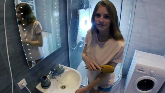 Сводные брат с сестрой по быстрому трахаются в ванной комнате, пока родители смотрят телевизор